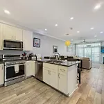 Luxurious Penthouse, King Beds. Dog & Ada Friendly