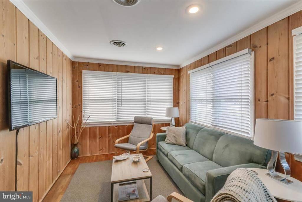 Quaint Block Cottage, 100 Steps To The