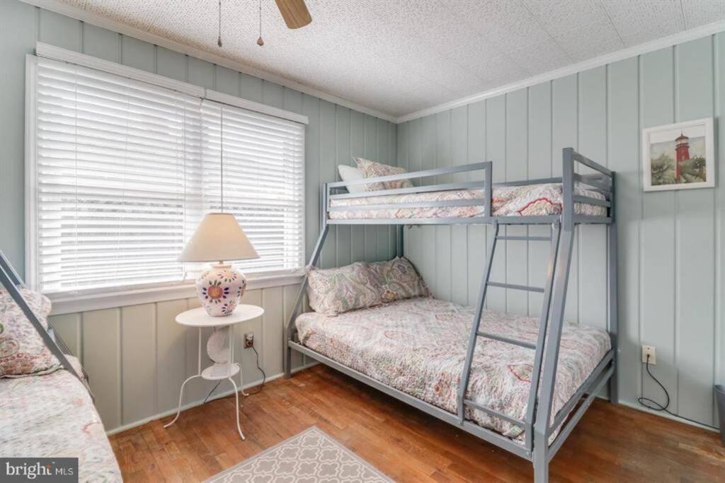 Quaint Block Cottage, 100 Steps To The Holiday home Dewey Beach