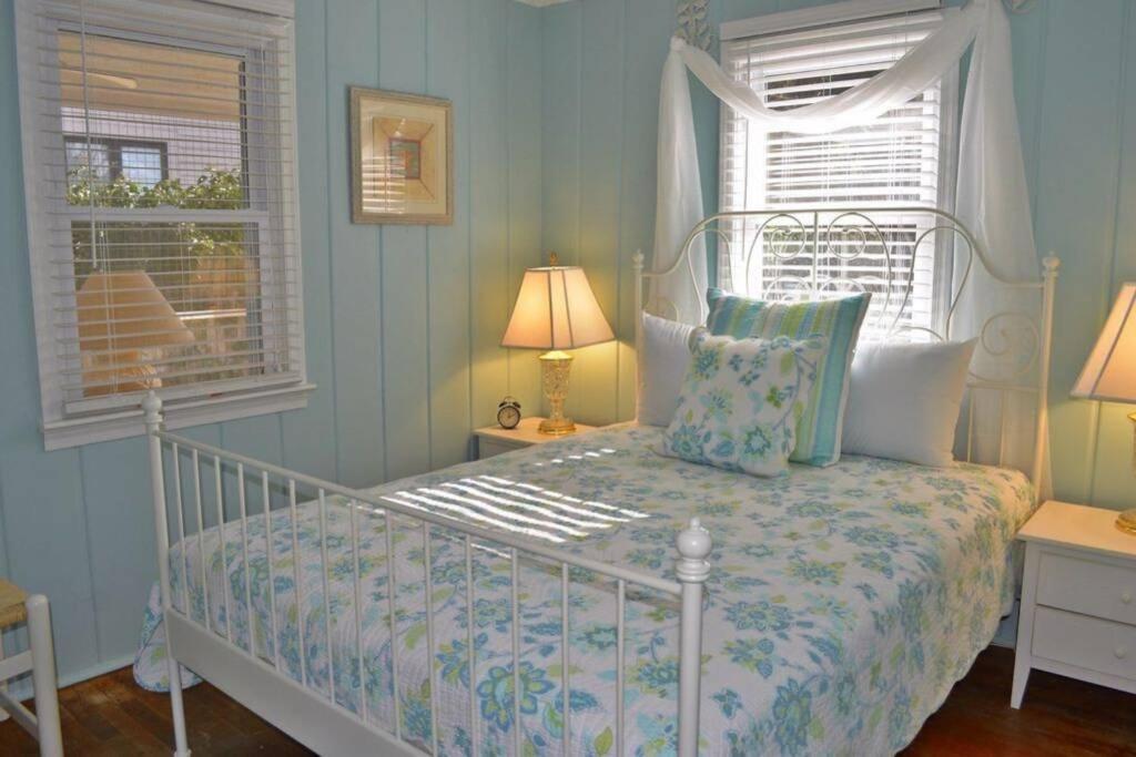 Quaint Block Cottage, 100 Steps To The