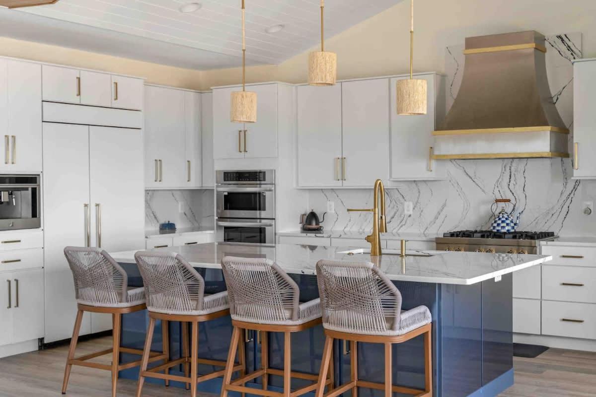 Villa Luxury Front *